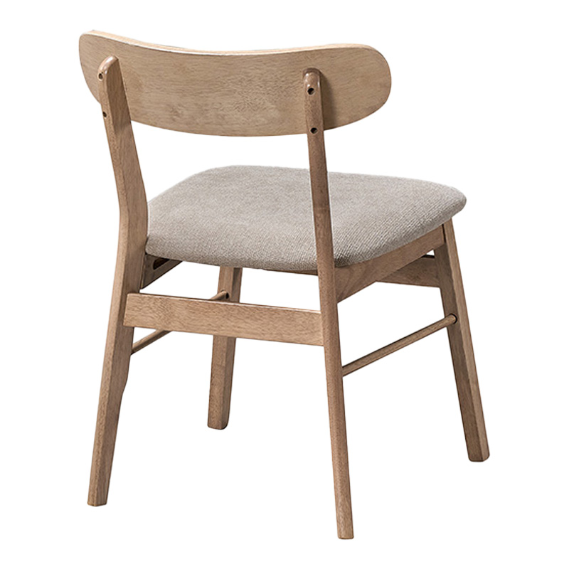 Sedia Cairo Pakoworld in legno di caucciù naturale con seduta in tessuto beige, vista di tre quarti su fondo bianco