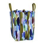 Borsa Maxi Poppins in cotone biologico con stampa Joy Joy a pennellate ovali blu, verdi, lilla e bordeaux su fondo bianco, manici in nastro verde oliva, vista frontale su fondo bianco.