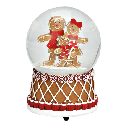 Carillon natalizio su fondo bianco: base marrone decorata a losanghe con bordo rosso e bianco, sormontata da una sfera di vetro con la neve e due figure di omini di pan di zenzero abbracciati.