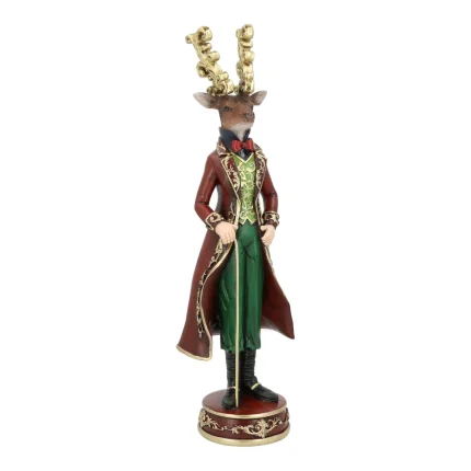 Figura decorativa di cervo antropomorfo in piedi su una base rotonda, su fondo bianco: indossa un lungo cappotto bordeaux con risvolti verdi, ha le corna ramificate e un piccolo copricapo.