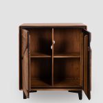Credenza alta Marula con le ante aperte: divisorio centrale verticale e un ripiano per lato, quattro vani interni in legno di acacia