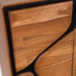 Dettaglio dell’intarsio nero a linee organiche scavato nel fronte in legno di acacia della credenza alta Marula