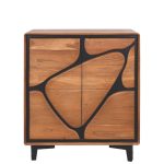 Credenza alta Marula in legno di acacia vista di fronte, due ante con intarsio nero a linee organiche e piedini neri svasati, 85 × 38 × 95 cm