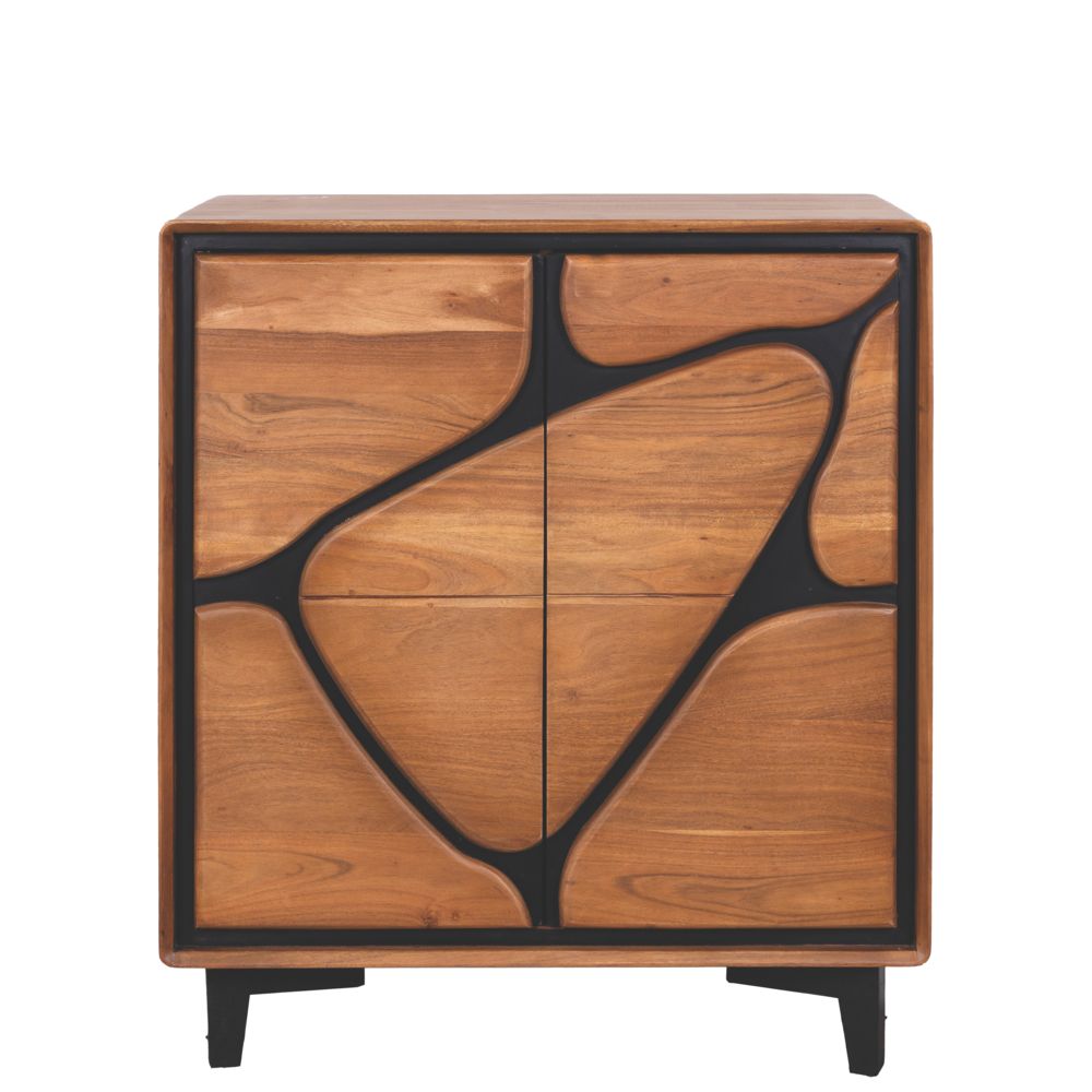 Credenza alta Marula in legno di acacia — fronte Credenza alta Marula in legno di acacia vista di fronte, due ante con intarsio nero a linee organiche e piedini neri svasati, 85 × 38 × 95 cm