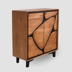 Credenza alta Marula vista di tre quarti: fianco in legno di acacia, spigoli arrotondati e quattro piedini neri svasati, 85 cm di larghezza per 38 cm di profondità e 95 cm di altezza