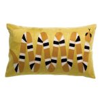 Cuscino rettangolare 30 × 50 cm in cotone giallo mango con serpente stilizzato ricamato in rilievo, corpo ocra a fasce bianche e nere disposto a zigzag e testa in alto a destra.