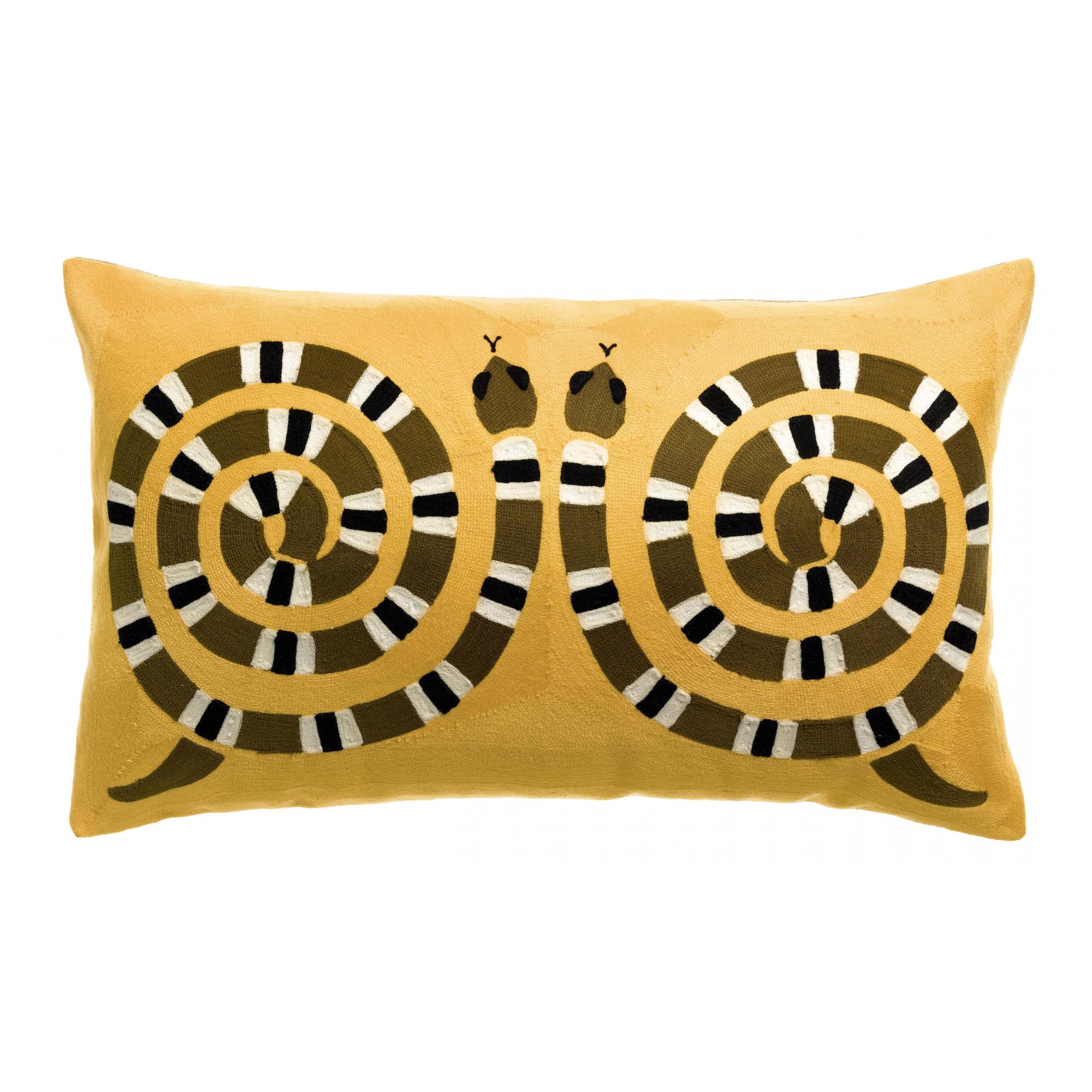 Cuscino rettangolare 40 × 65 cm in cotone giallo mango con due serpenti stilizzati ricamati in rilievo, avvolti a spirale in verde oliva con fasce bianche e nere e le teste affacciate al centro.
