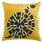 Cuscino quadrato 45 × 45 cm in cotone giallo mango con serpente stilizzato ricamato in rilievo, corpo verde scuro a fasce bianche e nere avvolto a spirale e testa in alto a destra.