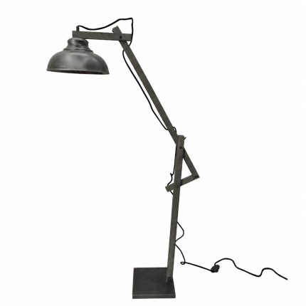 Lampada da terra Neptuno di Balcosta fotografata per intero su fondo bianco: base quadrata piatta, montante verticale, braccio inclinabile a snodo con tirante diagonale e cupola a campana in finitura argento anticata; cavo tessile nero con interruttore a pedale. Altezza complessiva 154 cm, portalampada E27. La lampadina non è compresa.