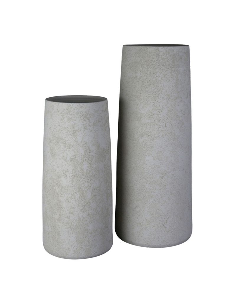 Vaso alto Gissel in ceramica sabbiata color naturale nelle due misure, 29 × 60 cm e 34 × 80 cm, fotografati affiancati su fondo bianco.