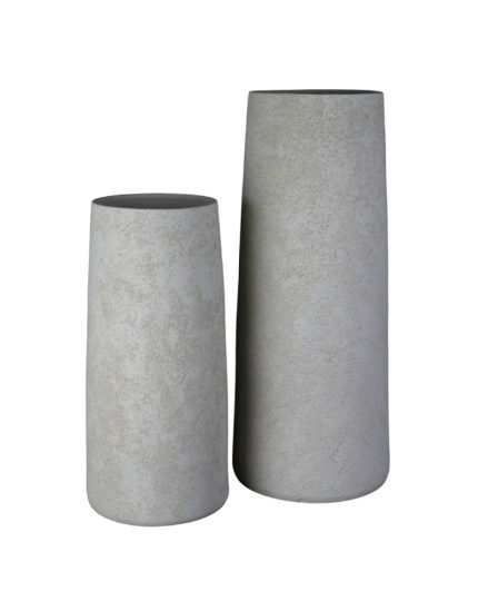 Vaso alto Gissel in ceramica sabbiata color naturale nelle due misure, 29 × 60 cm e 34 × 80 cm, fotografati affiancati su fondo bianco.