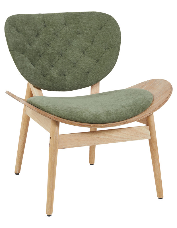 Poltrona lounge Udalle con struttura in legno naturale e seduta e schienale capitonné in tessuto verde oliva, vista di tre quarti su fondo bianco