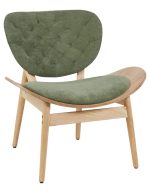 Poltrona lounge Udalle con struttura in legno naturale e seduta e schienale capitonné in tessuto verde oliva, vista di tre quarti su fondo bianco