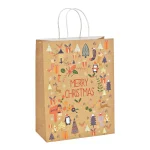Sacchetto regalo in carta kraft marrone su fondo bianco, con stampa natalizia multicolore di alberelli, pacchi, pinguini, candele e ghirlande disposti attorno alla scritta Merry Christmas in rosso, e manici in cordoncino chiaro ritorto.