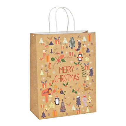 Sacchetto regalo in carta kraft marrone su fondo bianco, con stampa natalizia multicolore di alberelli, pacchi, pinguini, candele e ghirlande disposti attorno alla scritta Merry Christmas in rosso, e manici in cordoncino chiaro ritorto.