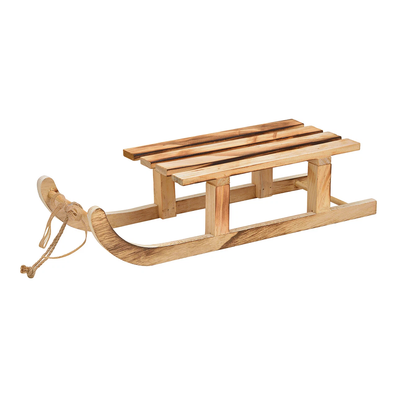 Slitta decorativa in legno chiaro su fondo bianco, con il piano a listelli, i pattini curvi e una cordicella di traino annodata sul davanti.