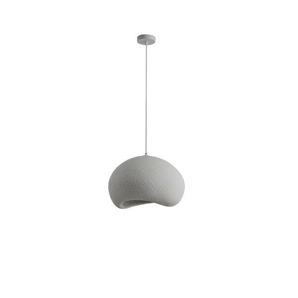 Lampada a sospensione Aeonic nella misura da 34 cm: cupola dalla forma organica asimmetrica, bianca, in plastica rinforzata con fibra di vetro a superficie granulosa opaca, con un’ampia apertura sagomata sul lato inferiore da cui esce la luce calda. Rosone tondo e cavo di sospensione bianchi. Fotografia di catalogo su fondo bianco.