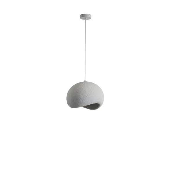 Lampada a sospensione Aeonic nella misura da 40 cm: cupola dalla forma organica asimmetrica, bianca, in plastica rinforzata con fibra di vetro a superficie granulosa opaca, con un’ampia apertura sagomata sul lato inferiore da cui esce la luce calda. Rosone tondo e cavo di sospensione bianchi. Fotografia di catalogo su fondo bianco.