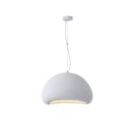 Lampada a sospensione Aeonic nella misura da 50 cm: cupola dalla forma organica asimmetrica, bianca, in plastica rinforzata con fibra di vetro a superficie granulosa opaca, con un’ampia apertura sagomata sul lato inferiore da cui esce la luce calda. Rosone tondo e cavo di sospensione bianchi. Fotografia di catalogo su fondo bianco.