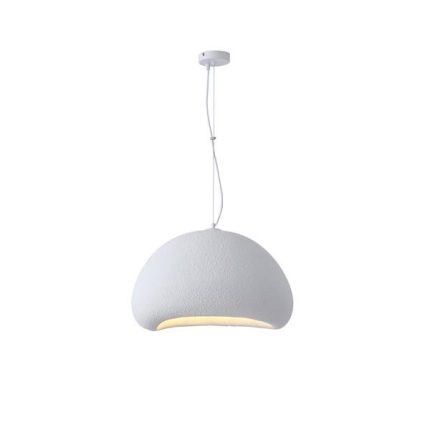 Lampada a sospensione Aeonic nella misura da 50 cm: cupola dalla forma organica asimmetrica, bianca, in plastica rinforzata con fibra di vetro a superficie granulosa opaca, con un’ampia apertura sagomata sul lato inferiore da cui esce la luce calda. Rosone tondo e cavo di sospensione bianchi. Fotografia di catalogo su fondo bianco.