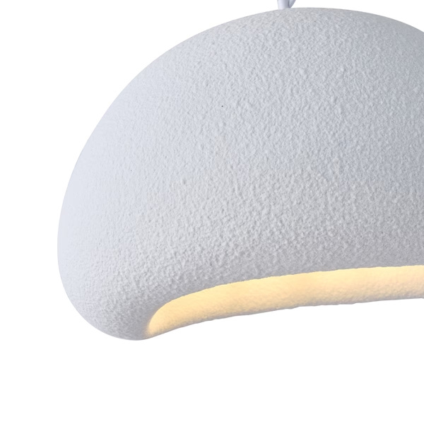 Dettaglio ravvicinato della cupola della sospensione Aeonic da 50 cm: superficie bianca granulosa e opaca, apertura inferiore sagomata a onda e luce calda accesa all’interno del diffusore. Fotografia di catalogo su fondo bianco.