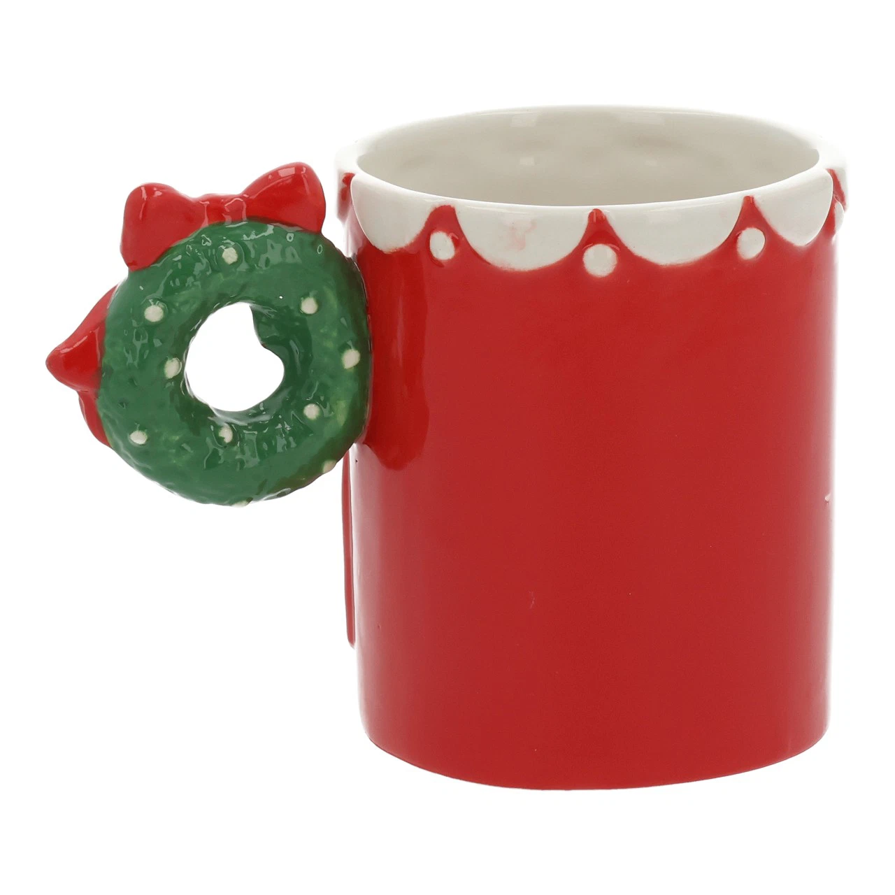 La tazza in ceramica rossa vista di lato, con il manico modellato a ghirlanda di agrifoglio verde e fiocco rosso e il festone di glassa bianca lungo il bordo superiore.