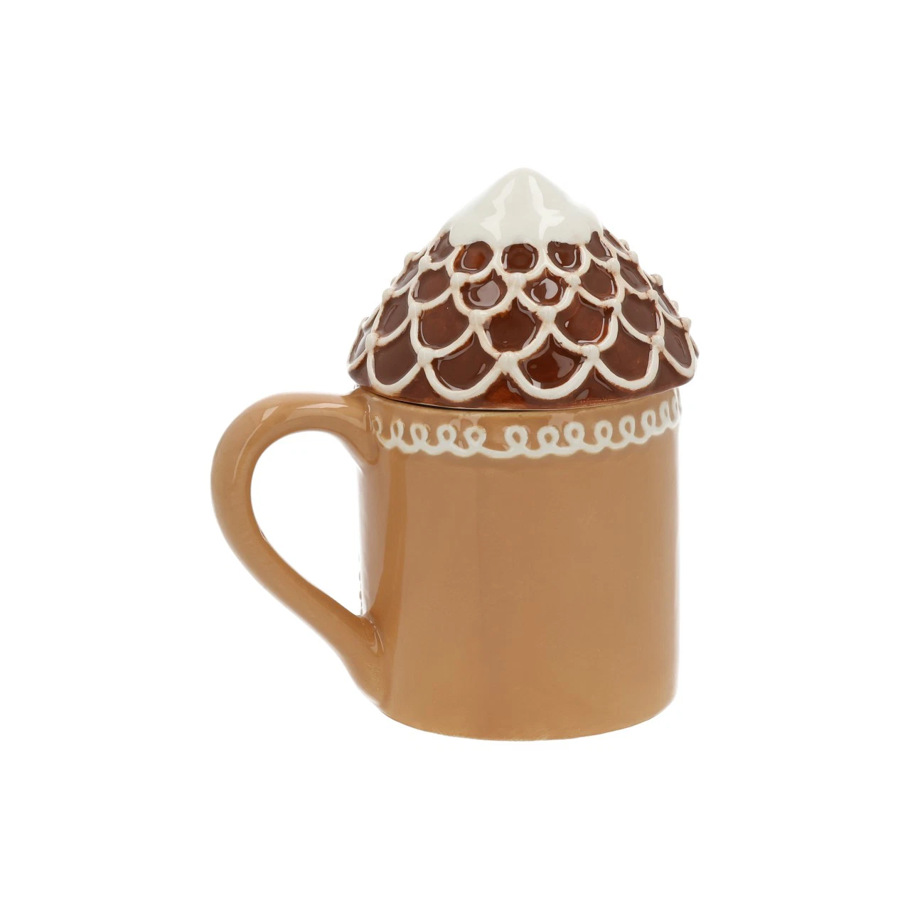 La tazza in ceramica color biscotto vista di tre quarti con il coperchio a tetto montato: le tegole a squame e la neve sul colmo, il manico beige e i festoni di glassa bianca sul bordo.