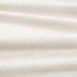 Tessuto Linara di Romo nella colorazione Porridge drappeggiato, per mostrarne la caduta e la finitura spazzolata.
