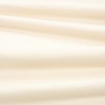 Tessuto Linara di Romo nella colorazione Parsnip drappeggiato, per mostrarne la caduta e la finitura spazzolata.