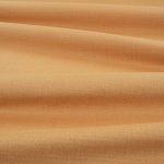 Tessuto Linara di Romo nella colorazione Mustard drappeggiato, per mostrarne la caduta e la finitura spazzolata.