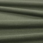 Tessuto Linara di Romo nella colorazione Tarragon drappeggiato, per mostrarne la caduta e la finitura spazzolata.