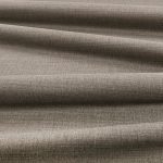 Tessuto Linara di Romo nella colorazione Cardamon drappeggiato, per mostrarne la caduta e la finitura spazzolata.