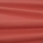 Tessuto Linara di Romo nella colorazione Gingersnap drappeggiato, per mostrarne la caduta e la finitura spazzolata.