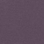 Campione del tessuto Linara di Romo nella colorazione Dewberry, codice 2494/120: un viola profondo dal tono polveroso, misto lino in tinta unita alto 140 cm.