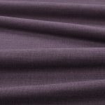 Tessuto Linara di Romo nella colorazione Dewberry drappeggiato, per mostrarne la caduta e la finitura spazzolata.