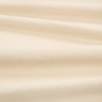 Tessuto Linara di Romo nella colorazione Pannacotta drappeggiato, per mostrarne la caduta e la finitura spazzolata.