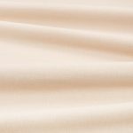 Tessuto Linara di Romo nella colorazione Beech drappeggiato, per mostrarne la caduta e la finitura spazzolata.