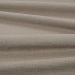 Tessuto Linara di Romo nella colorazione Pumice drappeggiato, per mostrarne la caduta e la finitura spazzolata.