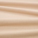 Tessuto Linara di Romo nella colorazione Putty drappeggiato, per mostrarne la caduta e la finitura spazzolata.