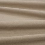 Tessuto Linara di Romo nella colorazione Driftwood drappeggiato, per mostrarne la caduta e la finitura spazzolata.