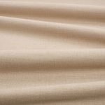 Tessuto Linara di Romo nella colorazione Jute drappeggiato, per mostrarne la caduta e la finitura spazzolata.