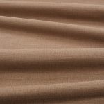 Tessuto Linara di Romo nella colorazione Chestnut drappeggiato, per mostrarne la caduta e la finitura spazzolata.