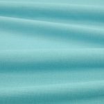 Tessuto Linara di Romo nella colorazione Lagoon drappeggiato, per mostrarne la caduta e la finitura spazzolata.