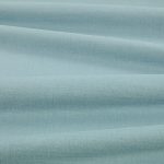 Tessuto Linara di Romo nella colorazione Smoke Blue drappeggiato, per mostrarne la caduta e la finitura spazzolata.