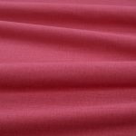 Tessuto Linara di Romo nella colorazione Pomegranate drappeggiato, per mostrarne la caduta e la finitura spazzolata.