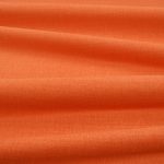 Tessuto Linara di Romo nella colorazione Tangerine drappeggiato, per mostrarne la caduta e la finitura spazzolata.