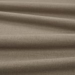 Tessuto Linara di Romo nella colorazione Earth drappeggiato, per mostrarne la caduta e la finitura spazzolata.
