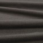 Tessuto Linara di Romo nella colorazione Nori drappeggiato, per mostrarne la caduta e la finitura spazzolata.