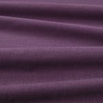 Tessuto Linara di Romo nella colorazione Mulberry drappeggiato, per mostrarne la caduta e la finitura spazzolata.