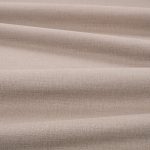 Tessuto Linara di Romo nella colorazione Flagstone drappeggiato, per mostrarne la caduta e la finitura spazzolata.